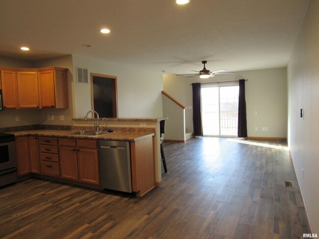 Building Photo - 708 Prairie Meadow Dr
