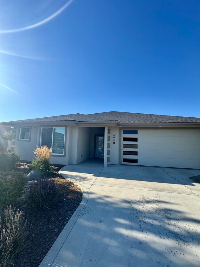 Foto del edificio - 3-Bed, 2 Bath Stunner in Kestrel Point