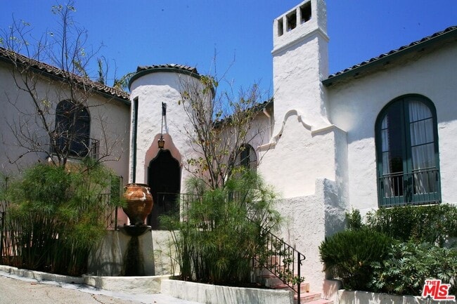 Building Photo - 2243 E Live Oak Dr