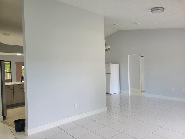 Building Photo - 2050 SE Camilo St