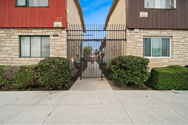 Building Photo - 617 Cedar Ave