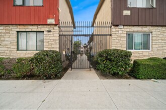 Building Photo - 617 Cedar Ave