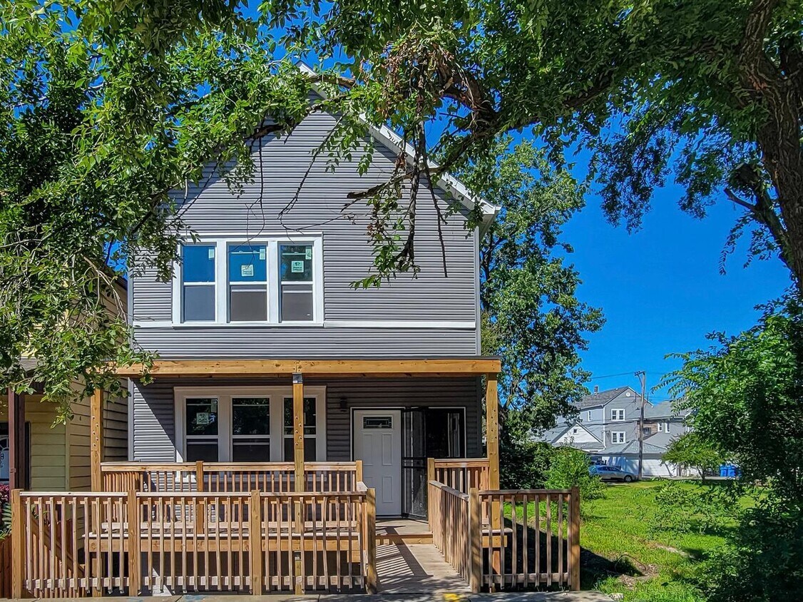 Foto principal - 8846 S Buffalo Ave