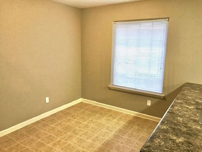 Building Photo - 7902 Rushmeade Cir N