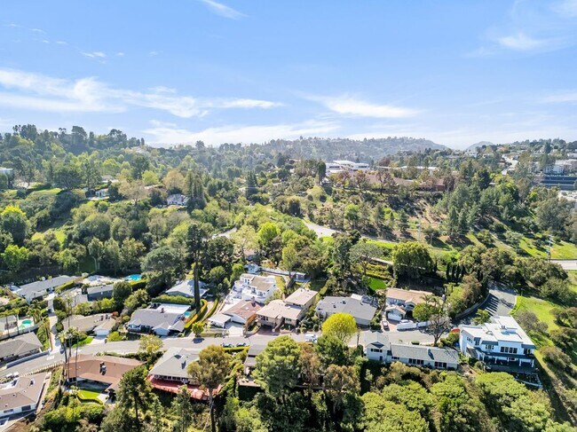 Foto del edificio - 15470 Longbow Dr