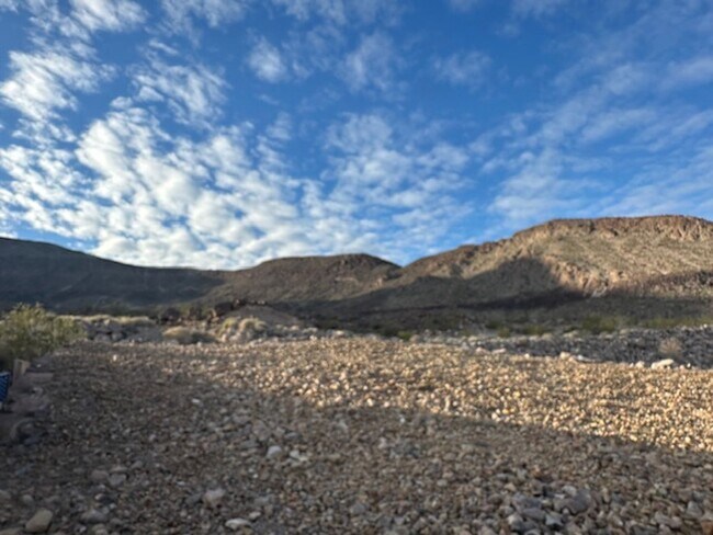 Foto del edificio - Backyard to the mountains! Gated, private parking