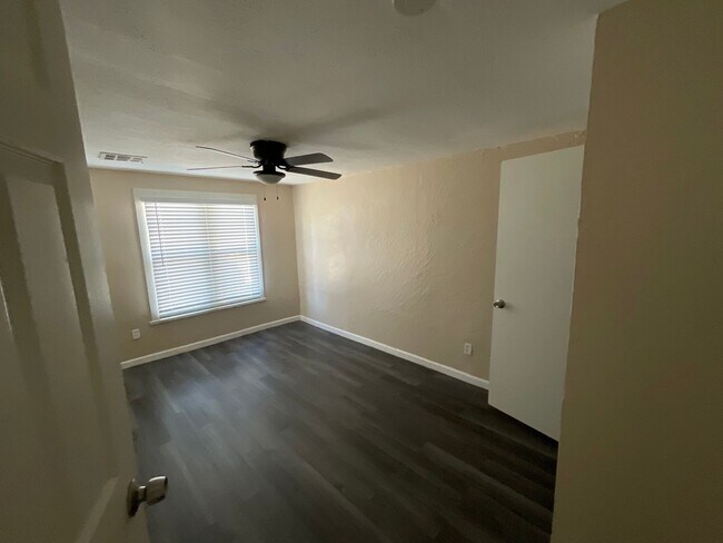 Foto del edificio - 1824 Lariet Ln