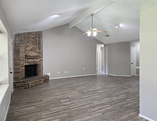 Building Photo - 24015 Farm Hill Dr
