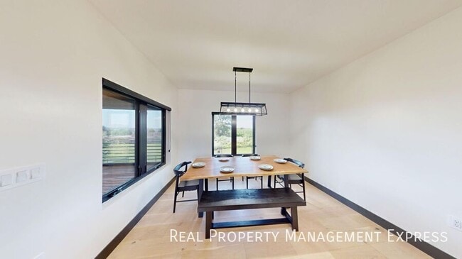 Foto del edificio - 313 N Red Spruce Ave