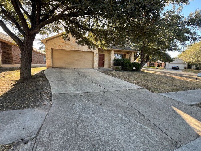 Foto del edificio - Beautiful corner lot w/lg trees, privacy f...