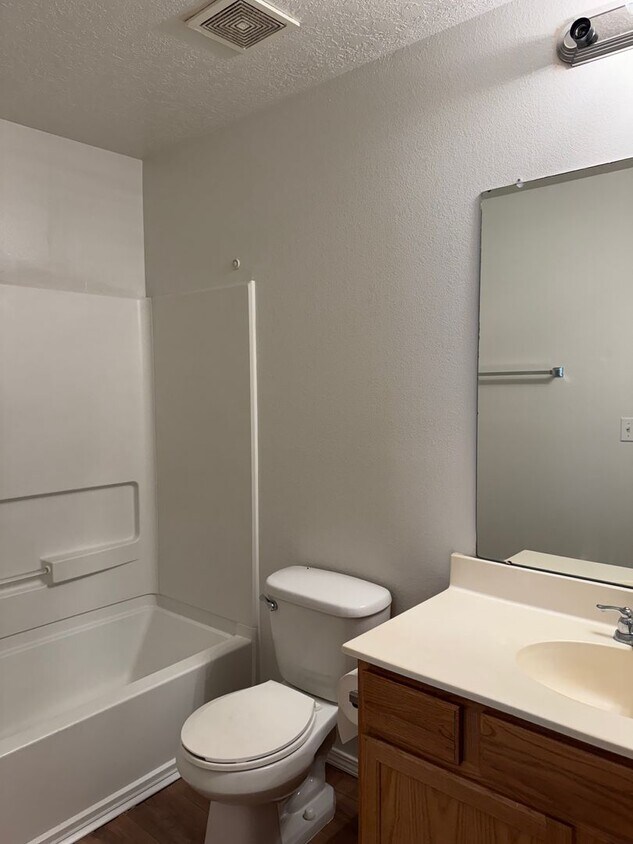 Building Photo - Three Bedroom Townhome