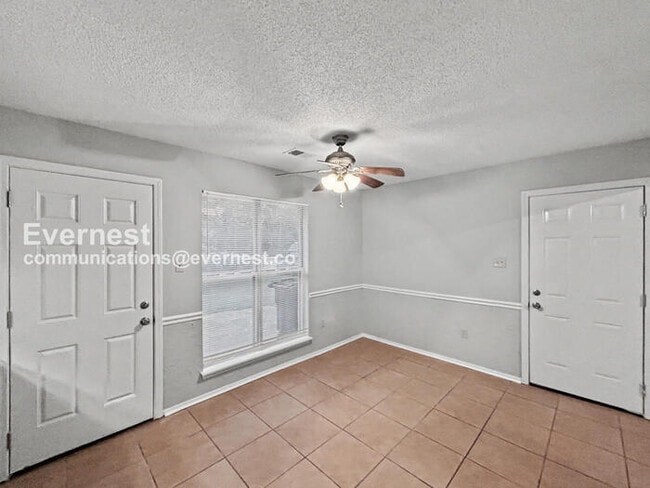 Foto del edificio - 6572 Rosewood Dr