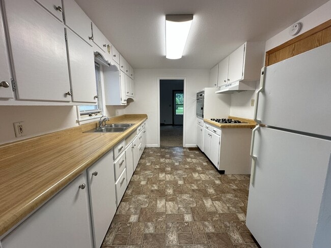 Building Photo - 2104 Iowa St