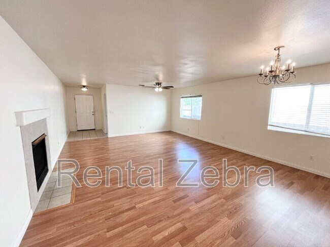 Foto del edificio - 1366 Riverside Ct