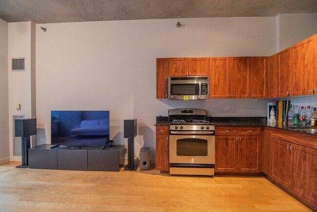 Foto del edificio - 5/1 Start! Pet Friendly! 1bd/1bth with Bal...