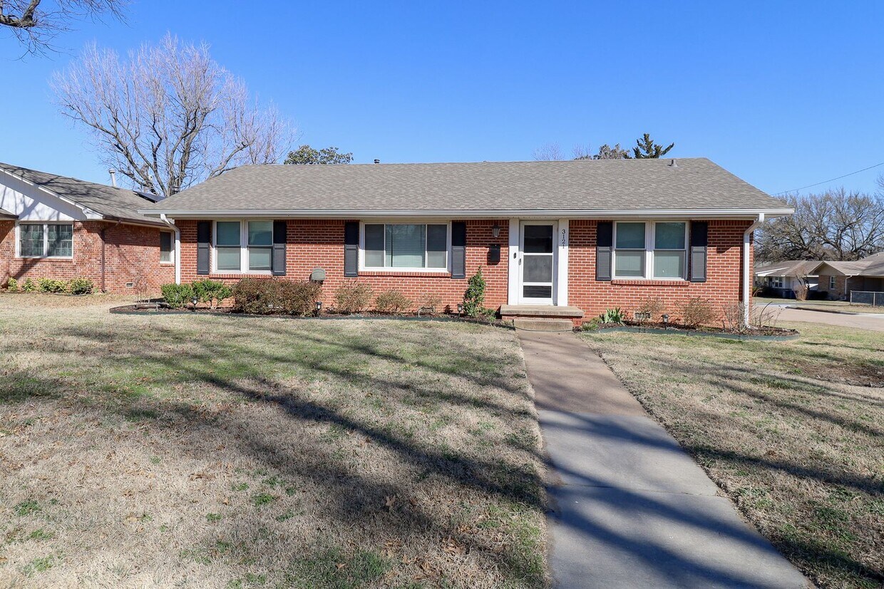 Foto principal - Updated 3 Bed / 1.5 Bath in Tulsa!