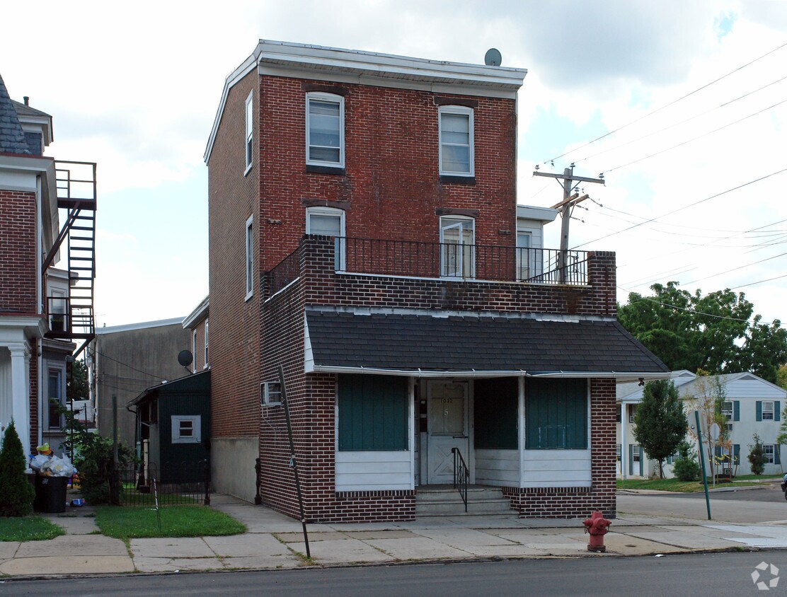 Building Photo - 1032 W Main St