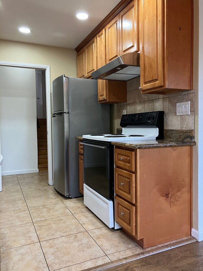 Building Photo - Bright 2 Bedroom Condo! **Remodeled End Un...