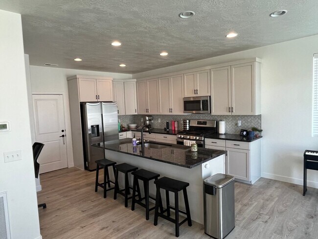 Building Photo - 4 Bedroom Single Family Home in American Fork