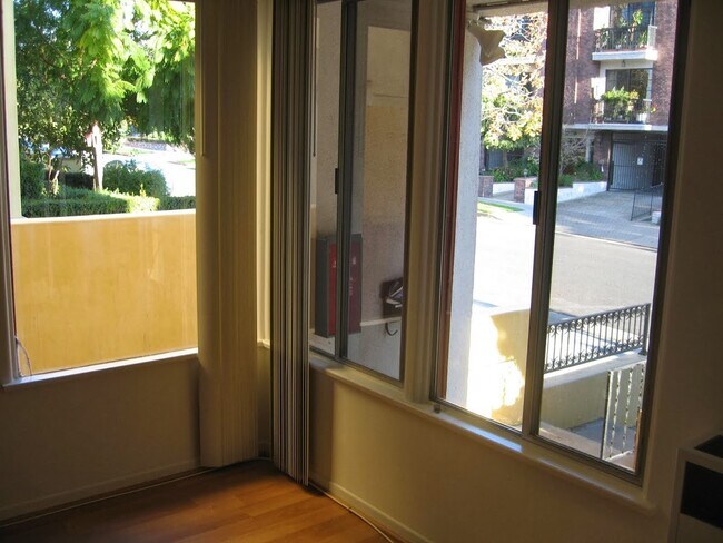 Foto del edificio - 10625-10631 Eastborne Ave