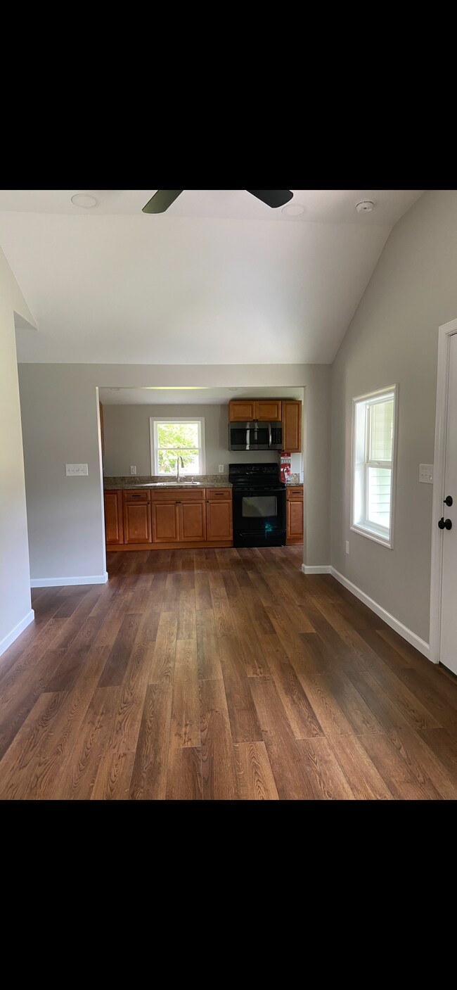 Sala de estar con vista a la cocina - 505 Union Ave