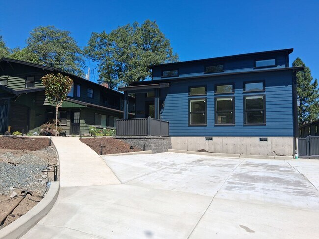 Foto del edificio - Newly Built Modern Home in the Heart of As...