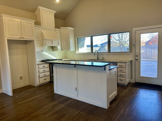 Building Photo - 3/2/2 Home in Kelsey Park – Former Parade of Homes Showcase!