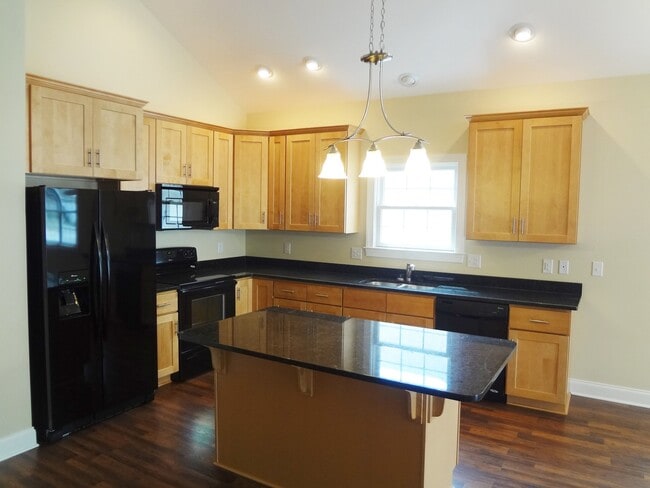 Building Photo - Luxurious and Spacious Home