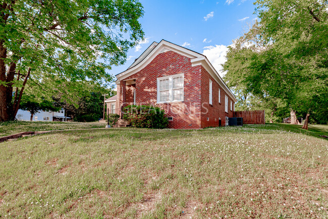 Building Photo - Charming 4 Bedroom in Whitmire!