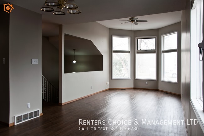 Building Photo - Cat Friendly Townhouse, No Carpet, Driveway Parking