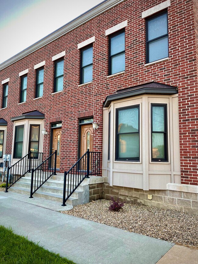 Building Photo - 301 E 3rd St
