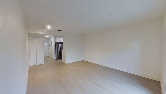 Interior Photo - 437-443 W Valencia Dr