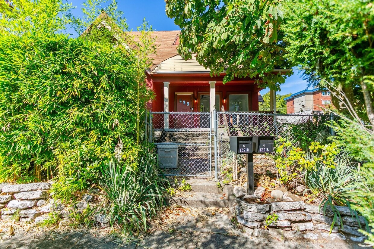 Primary Photo - Beautiful 3 bd home close to the hospital