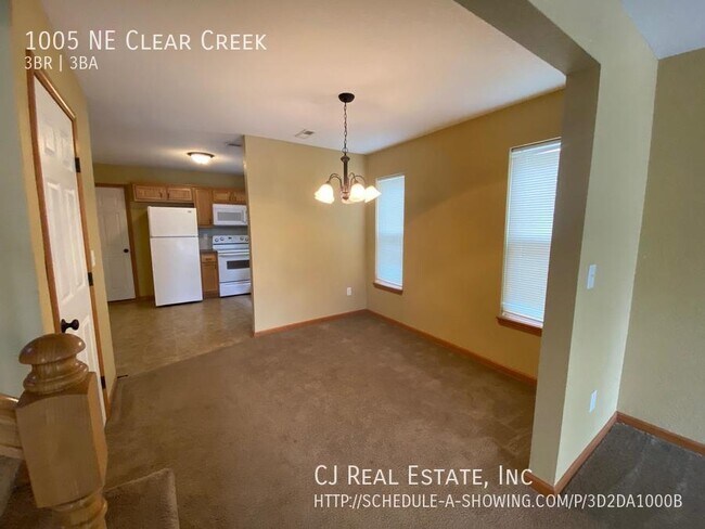 Building Photo - 1005 NE Clear Creek Rd