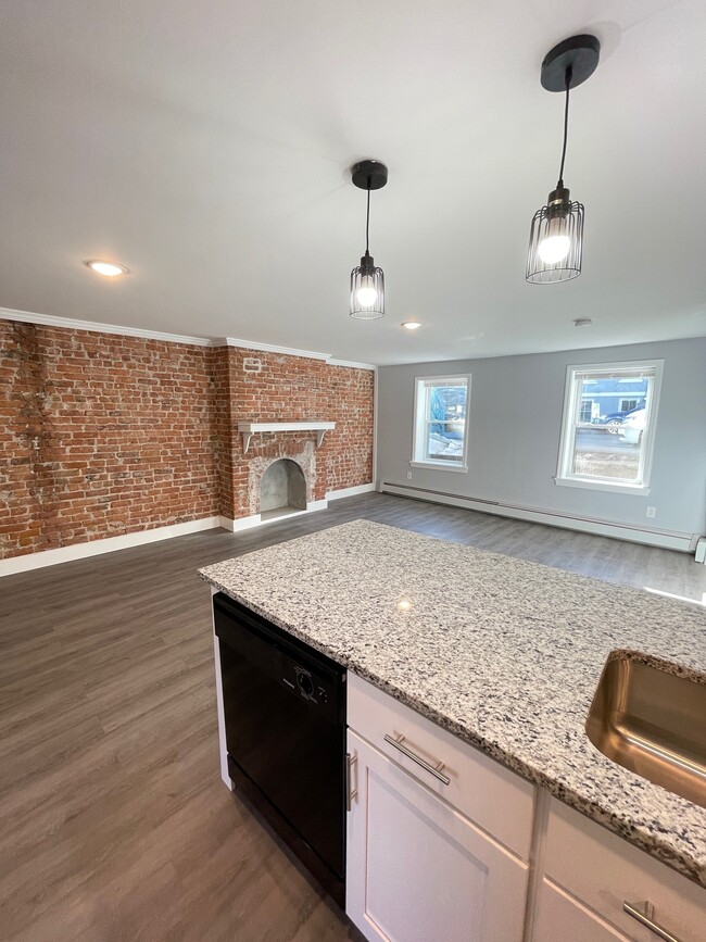 Building Photo - 131 Lander St