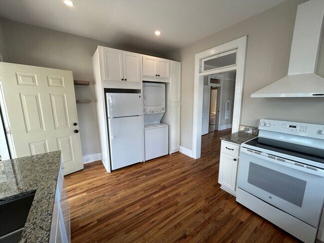 Building Photo - **Charming 1920s Single-Family Home with Private Parking in the Heart of Charleston**