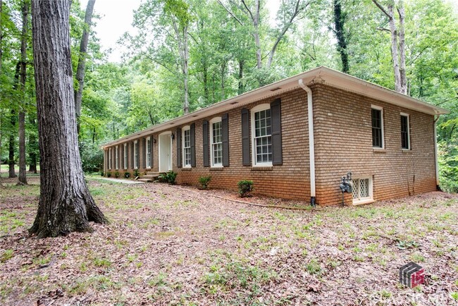 Building Photo - 185 Pendleton Dr