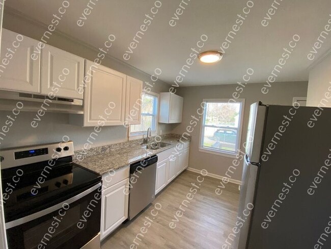 Building Photo - 3032 Cragmoor Ave