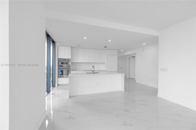 Foto del edificio - 700 NE 24th St