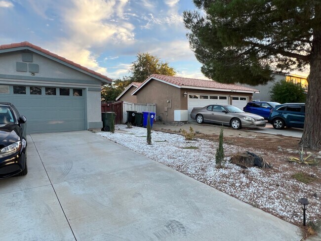 Building Photo - 10829 Begonia St