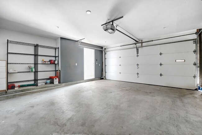 Building Photo - Your Perfect 3/2.5 Los Angeles Home Availa...