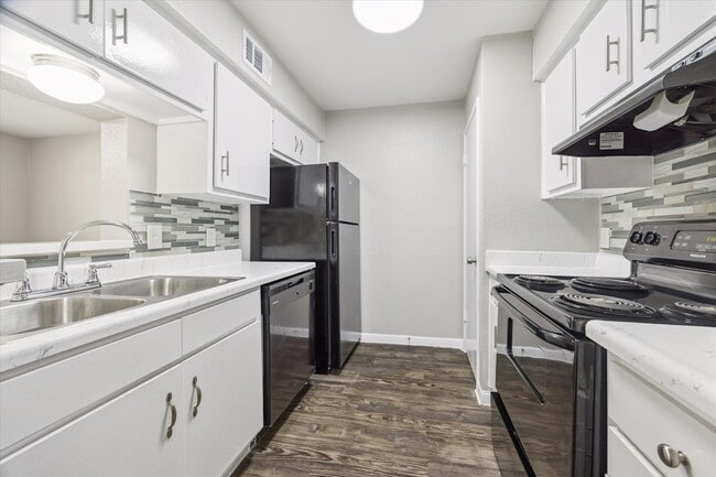 Building Photo - 3800 Sherwood Ln