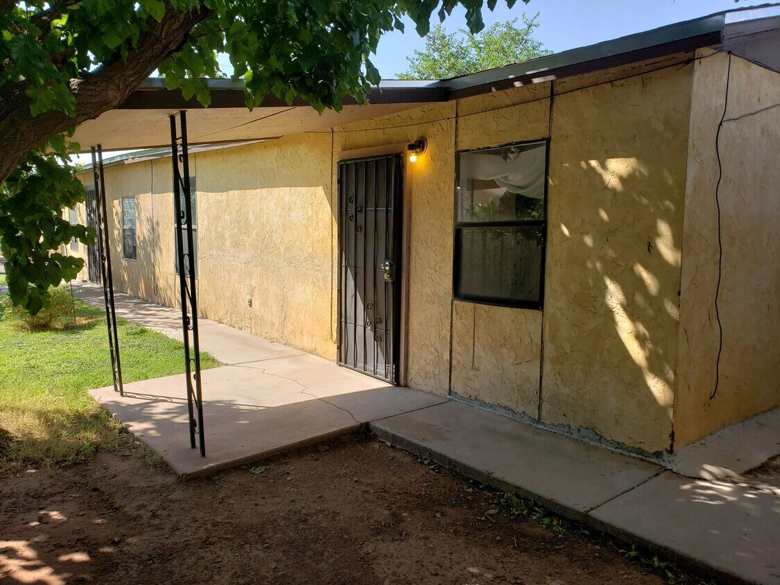 Foto principal - Small 2 bedroom 1 bath Apartment