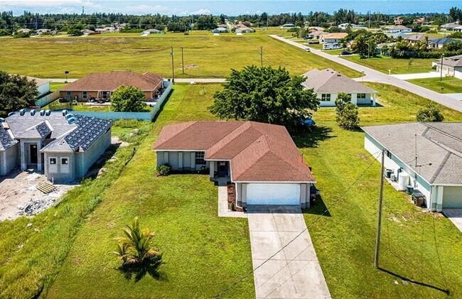 Building Photo - 204 SW 14th Ave