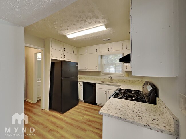 Building Photo - 3050 Brook Hollow Dr