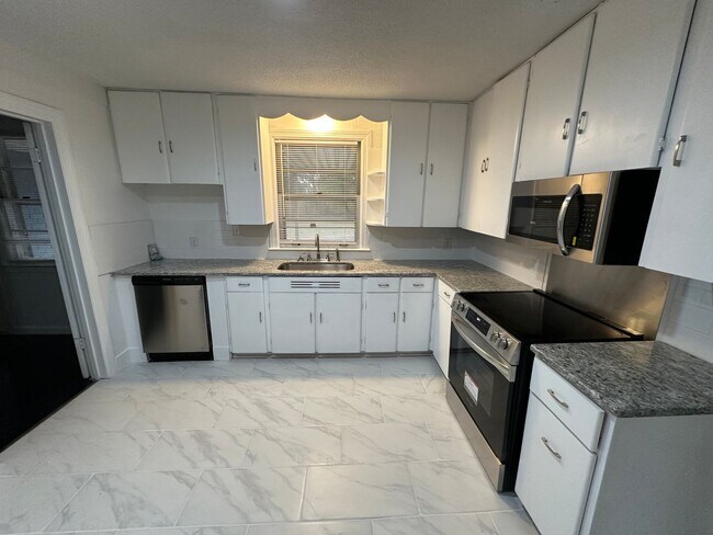 Building Photo - 3 Bedroom, 2 bath house in East Nashville!...