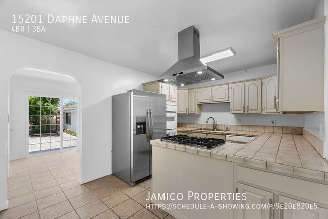 Building Photo - 15201 Daphne Ave