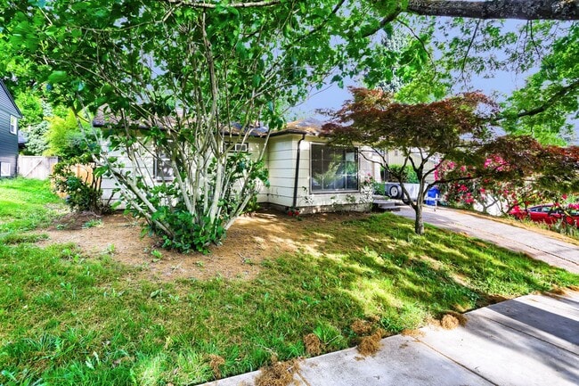 Building Photo - South Tabor — 2BR/1BA Home with Attached Garage