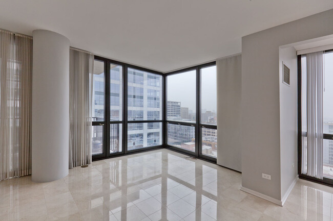 Building Photo - 210 S Desplaines St