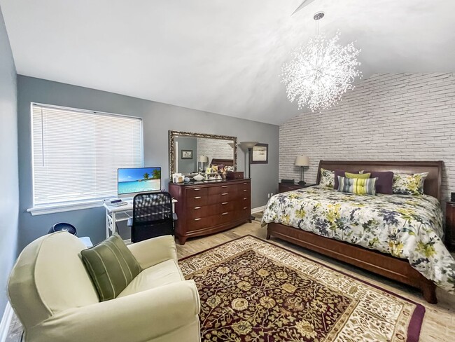 Foto del edificio - LUXURY SHELBY TWP SPLIT LEVEL 3 BEDROOM CONDO